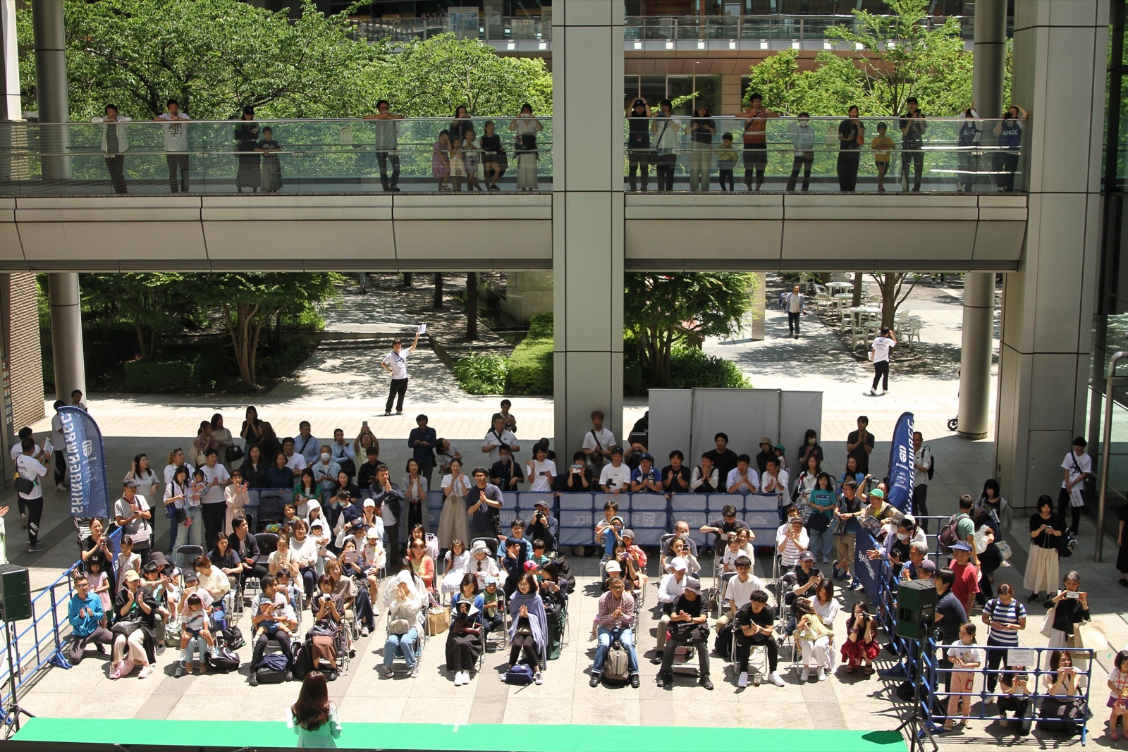 品川インターシティに集まった観客の様子