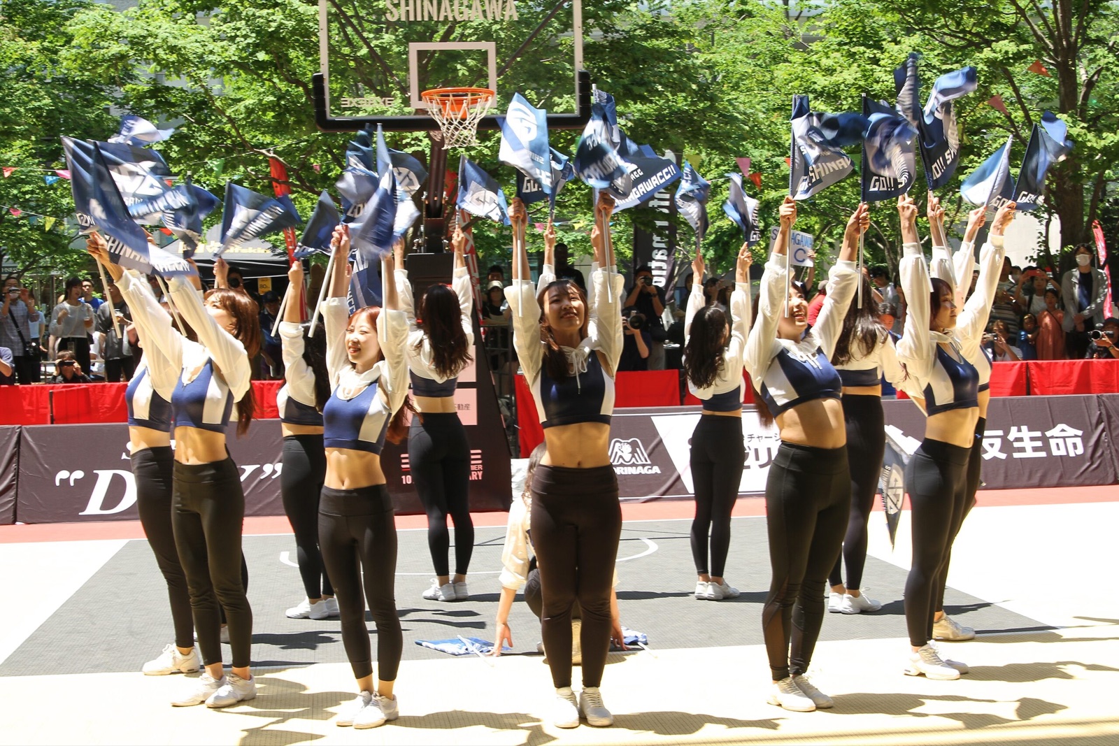 コートサイドで行われるチアダンスパフォーマンス