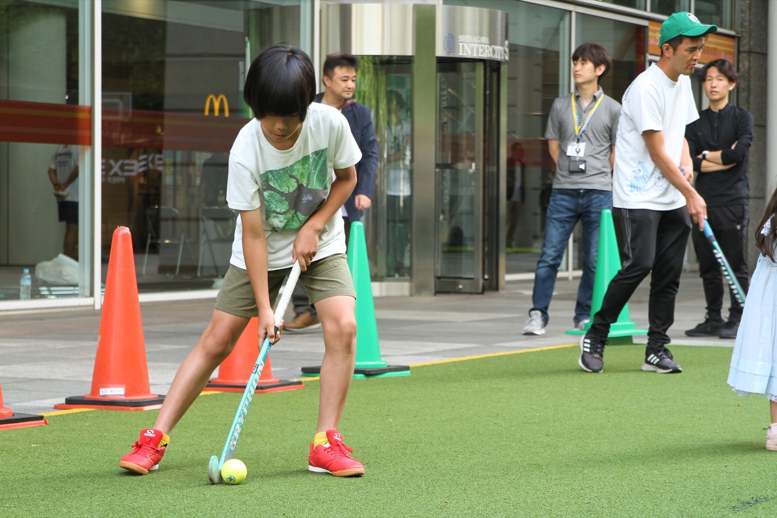 子どもによるホッケー体験の様子